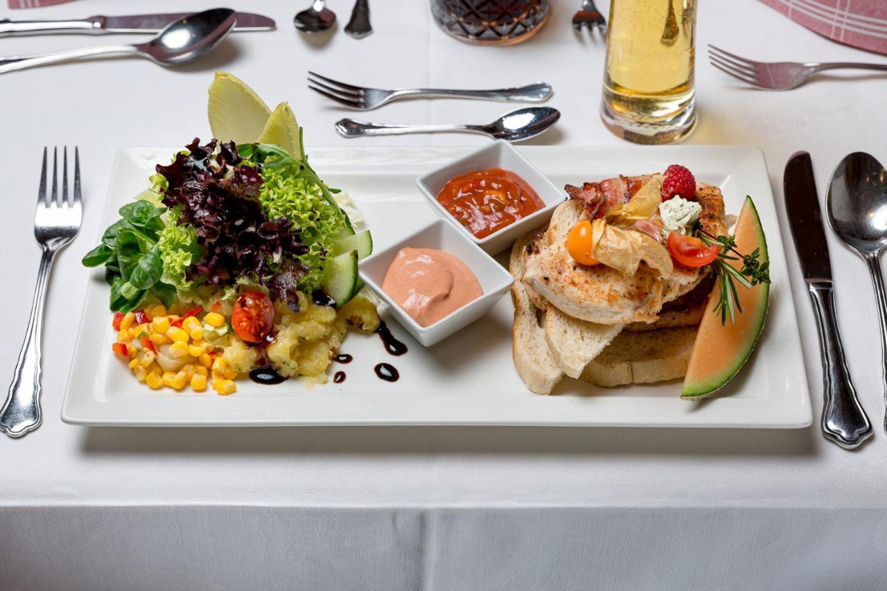 Restaurant Gaestehaus Wiesenheim Uderns Bagian luar foto