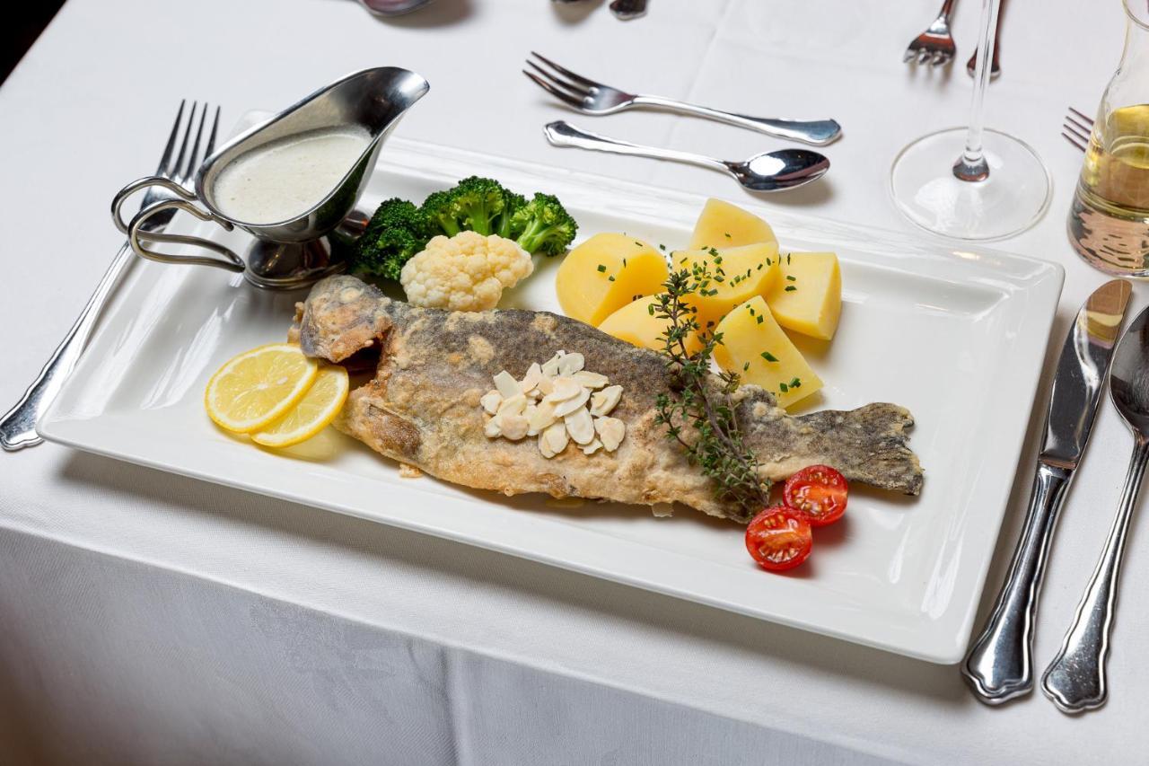 Restaurant Gaestehaus Wiesenheim Uderns Bagian luar foto